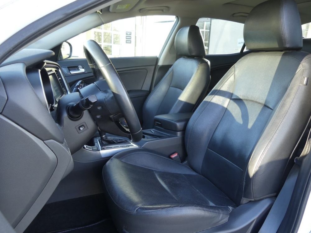 Intérieur avant de la Kia Optima Hybride MCJ VTC